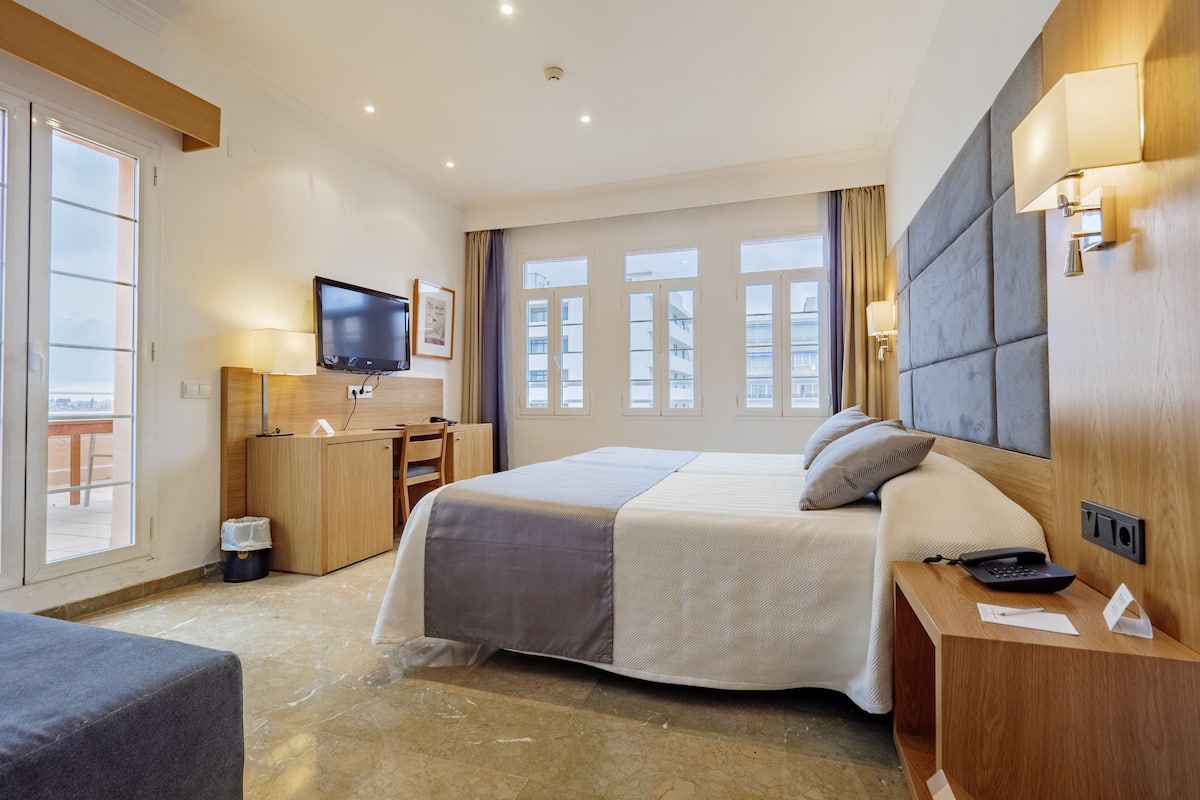 Superior Double or Twin Room | Minibar, in-room safe, soundproofing, free WiFi