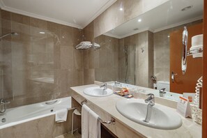Junior Suite | Bilik Mandi | Tab mandi rendaman dalam, pengering rambut, tuala disediakan 