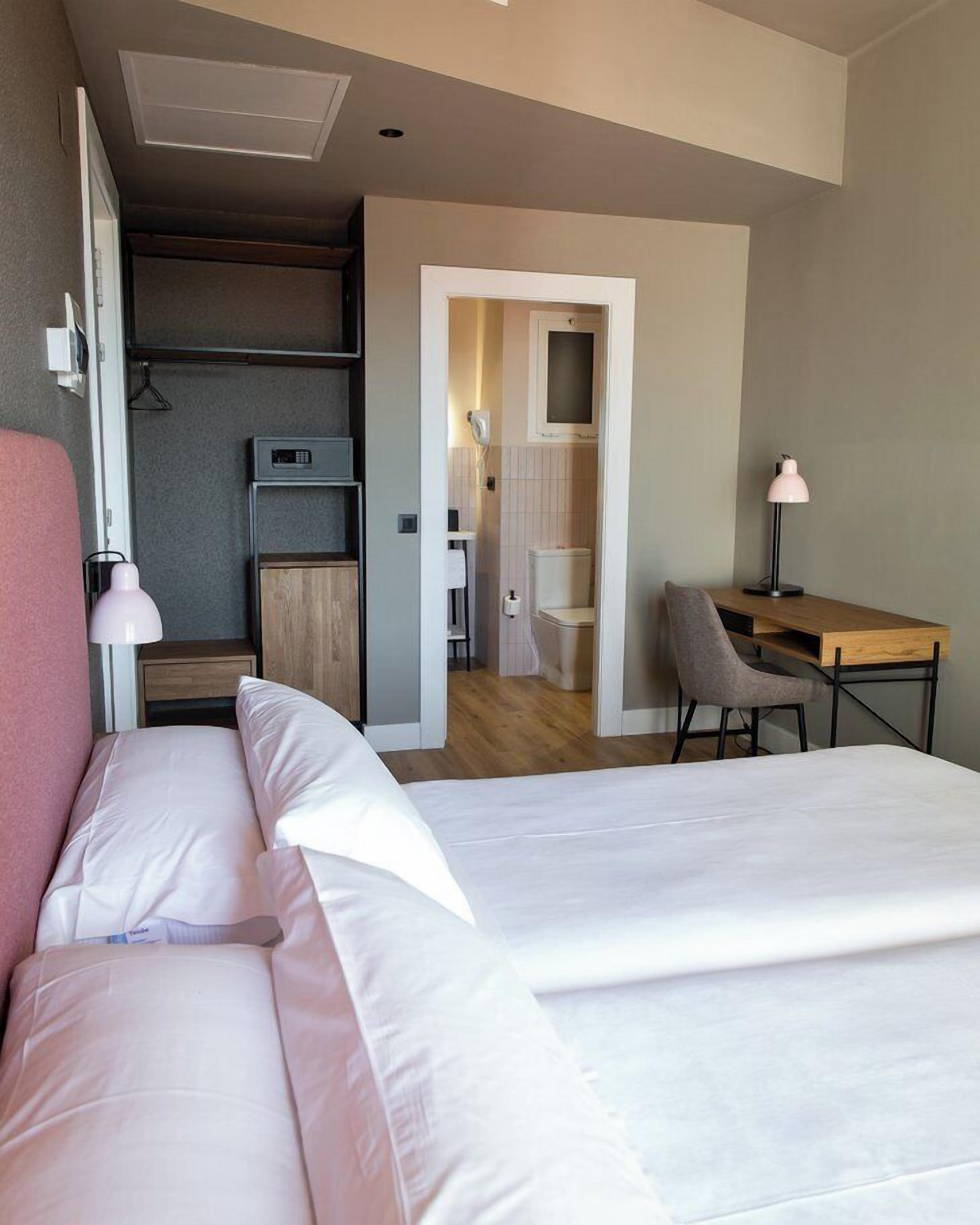 double or twin room, balcony, pool view | down duvets, minibar, in-room safe, desk