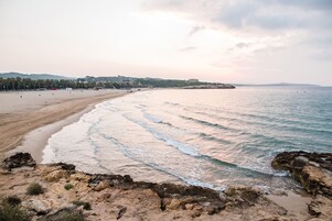 Una spiaggia costiera con un litorale roccioso e una spiaggia sabbiosa.