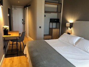Kamer, 1 twee- of 2 eenpersoonsbedden, balkon, uitzicht op zwembad | 1 slaapkamer, donzen dekbedden, een minibar, een kluis op de kamer