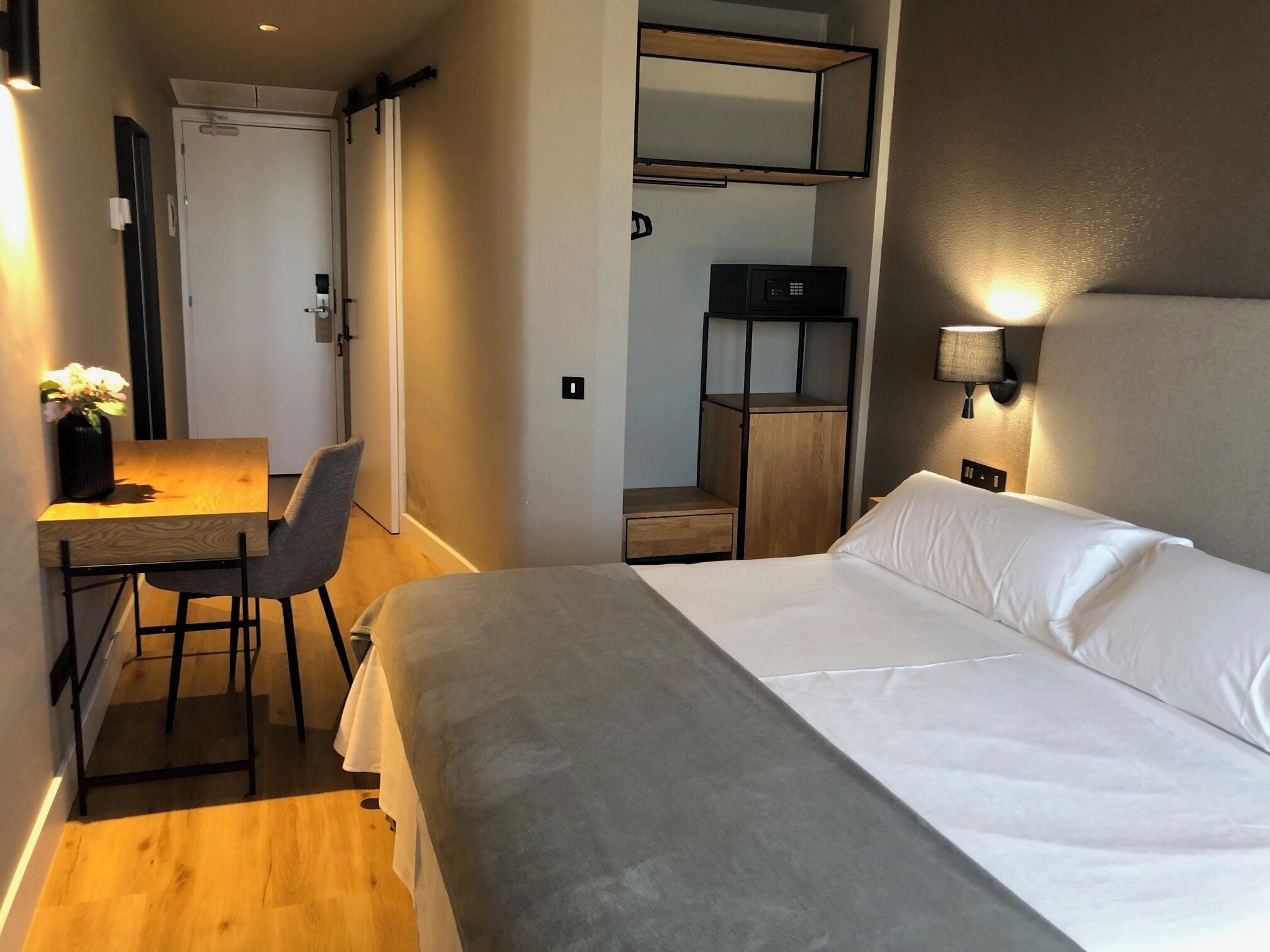 Cobrellits, minibar, caixa forta a l'habitació i escriptori 