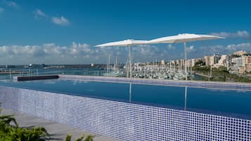 Una piscina al aire libre de temporada