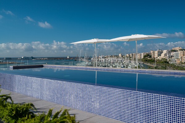 Una piscina al aire libre de temporada