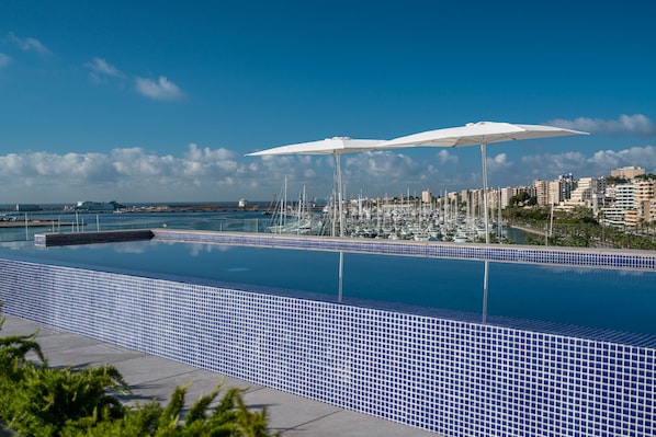 Una piscina al aire libre de temporada