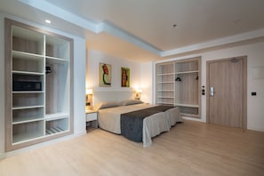 Habitación doble, en la zona del jardín | Caja fuerte, escritorio, sistema de insonorización y wifi gratis