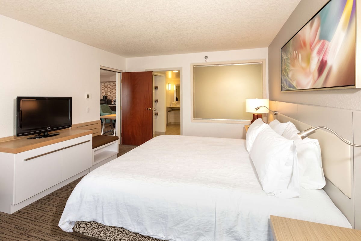 Deluxe Suite, 1 King Bed | Pillow-top beds, in-room safe, desk, iron/ironing board