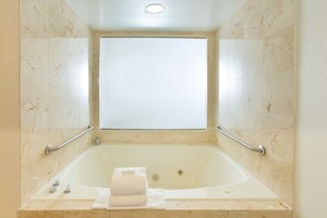 Duschwanne, kostenlose Toilettenartikel, Haartrockner, Handtücher