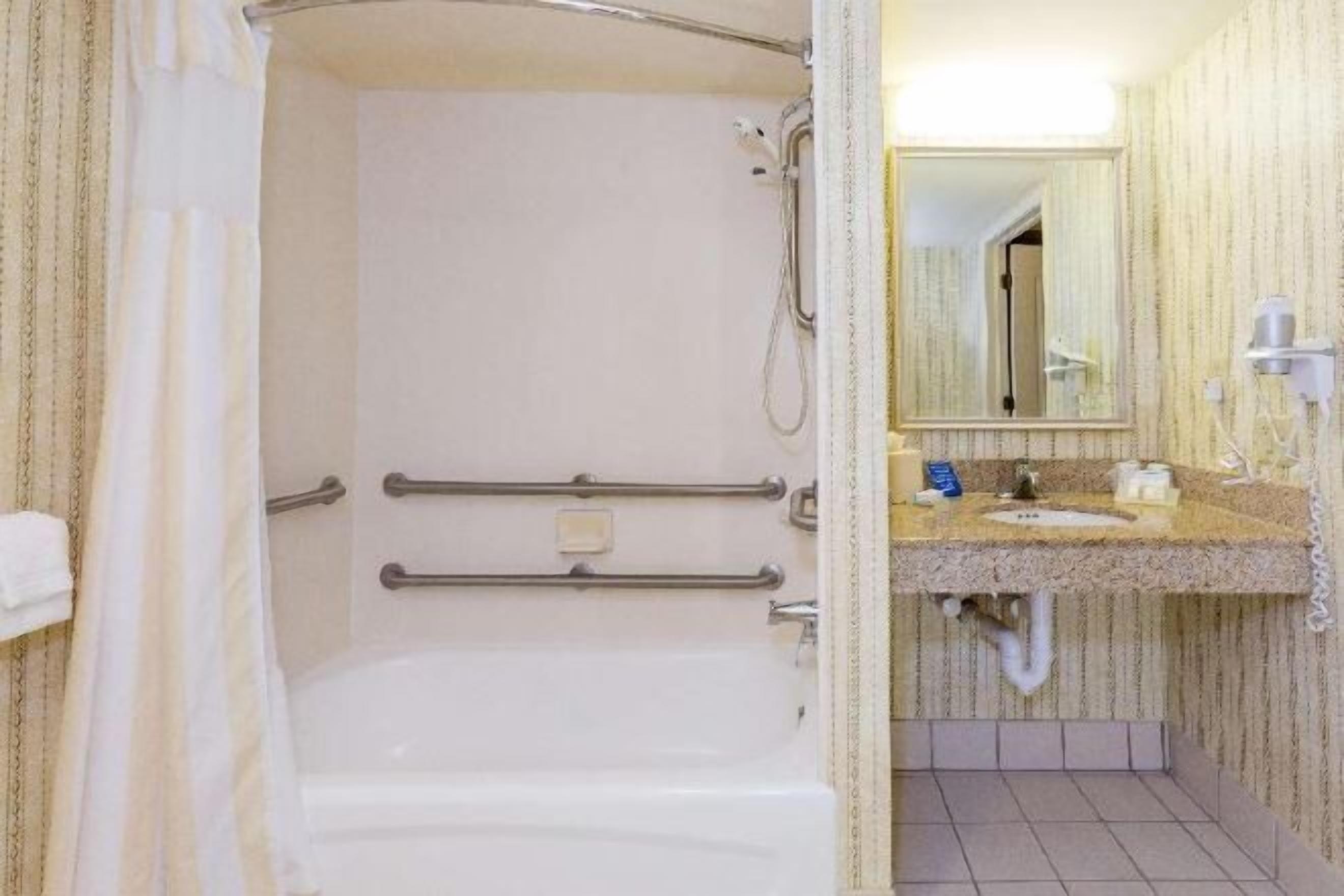 Ensemble douche/baignoire, articles de toilette gratuits, sèche-cheveux