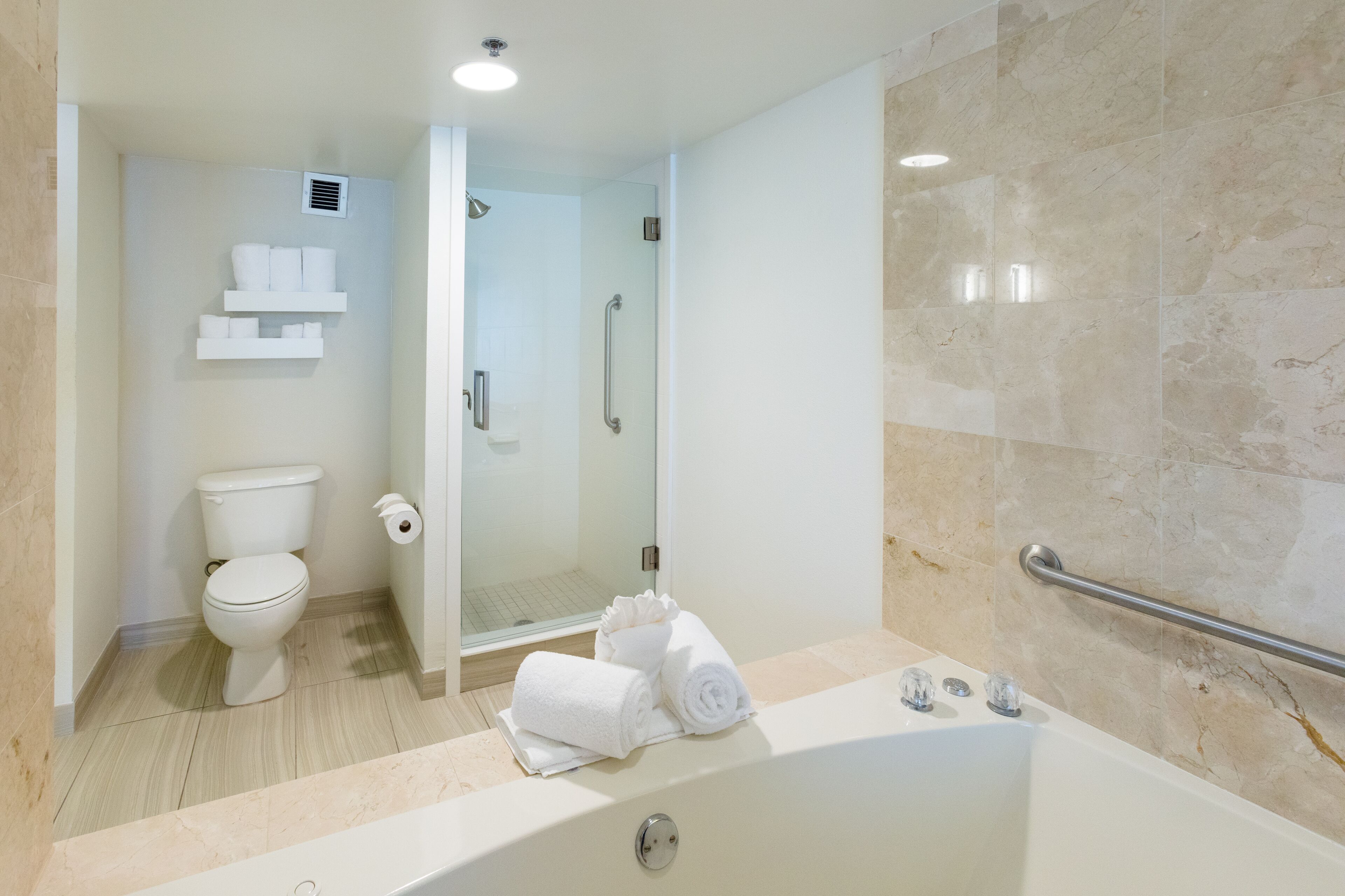 Combined shower/tub, free toiletries, hair dryer, towels