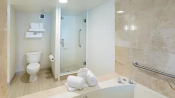 Bañera con ducha, artículos de tocador gratuitos, secador de pelo