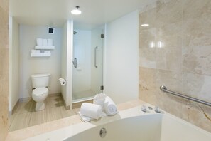 Combined shower/tub, free toiletries, hair dryer, towels