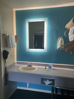 Standardzimmer, 1 King-Bett | Zimmersafe, Schreibtisch, Bügeleisen/Bügelbrett, Zustellbetten