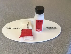 Zimmersafe, Schreibtisch, Bügeleisen/Bügelbrett, Zustellbetten