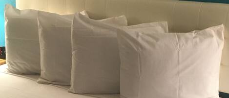 Rom – standard, 1 kingsize-seng | Safe på rommet, skrivebord og strykejern/-brett