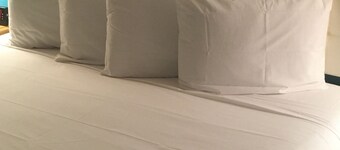 Howard Johnson by Wyndham Bakersfield