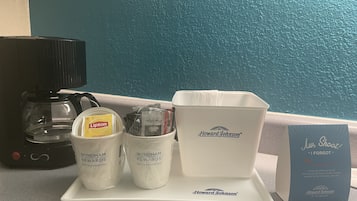 Standard Room, 1 King Bed | Room amenity