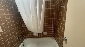 Combined shower/bathtub, free toiletries, hair dryer, towels