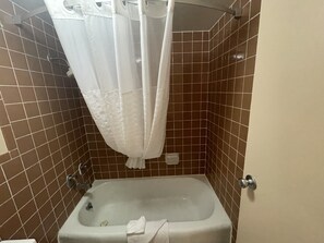 Combined shower/bathtub, free toiletries, hair dryer, towels