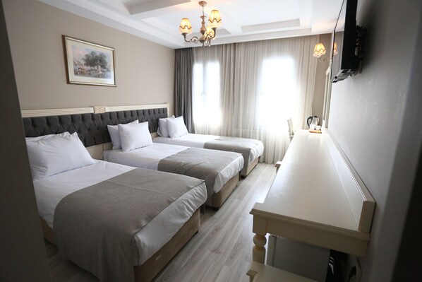 Habitación triple, 3 camas individuales | 1 dormitorio, ropa de cama de alta calidad, minibar y caja fuerte