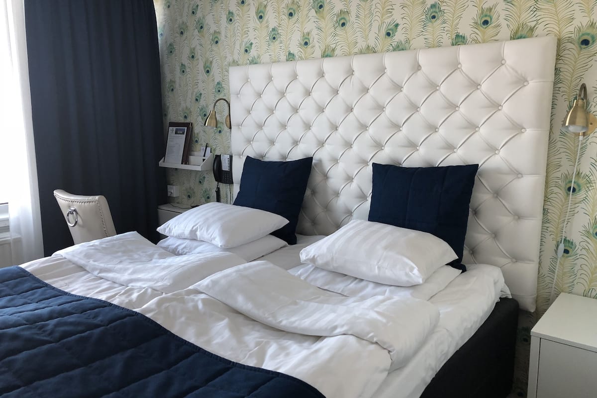 1 bedroom, desk, free wifi, bed sheets