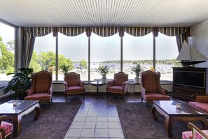 Lobby lounge