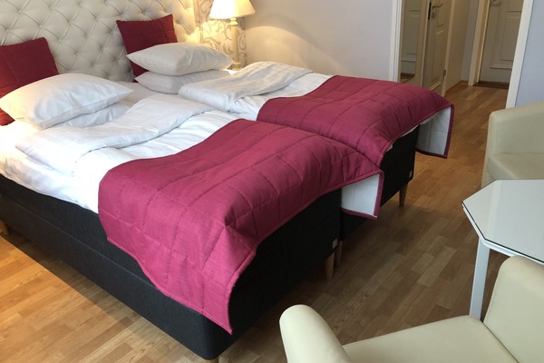 Escritorio, wifi gratis y ropa de cama