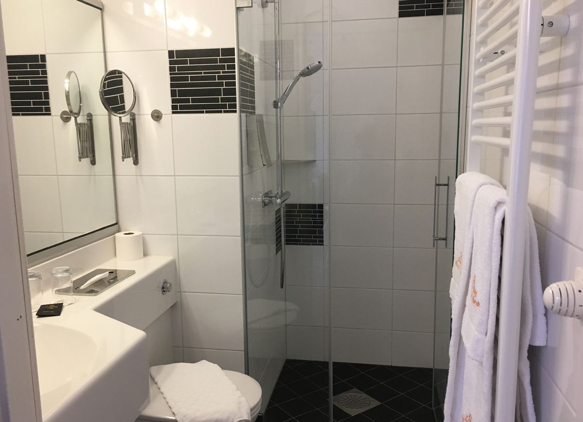 Salle de bain | Séchoir à cheveux, serviettes fournies