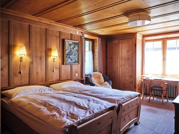 Dobbeltrom (Chalet - Annex) | Sengetøy av topp kvalitet, safe på rommet og individuelt dekorert