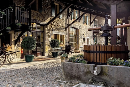 Esterni. Domaine De Chateauvieux