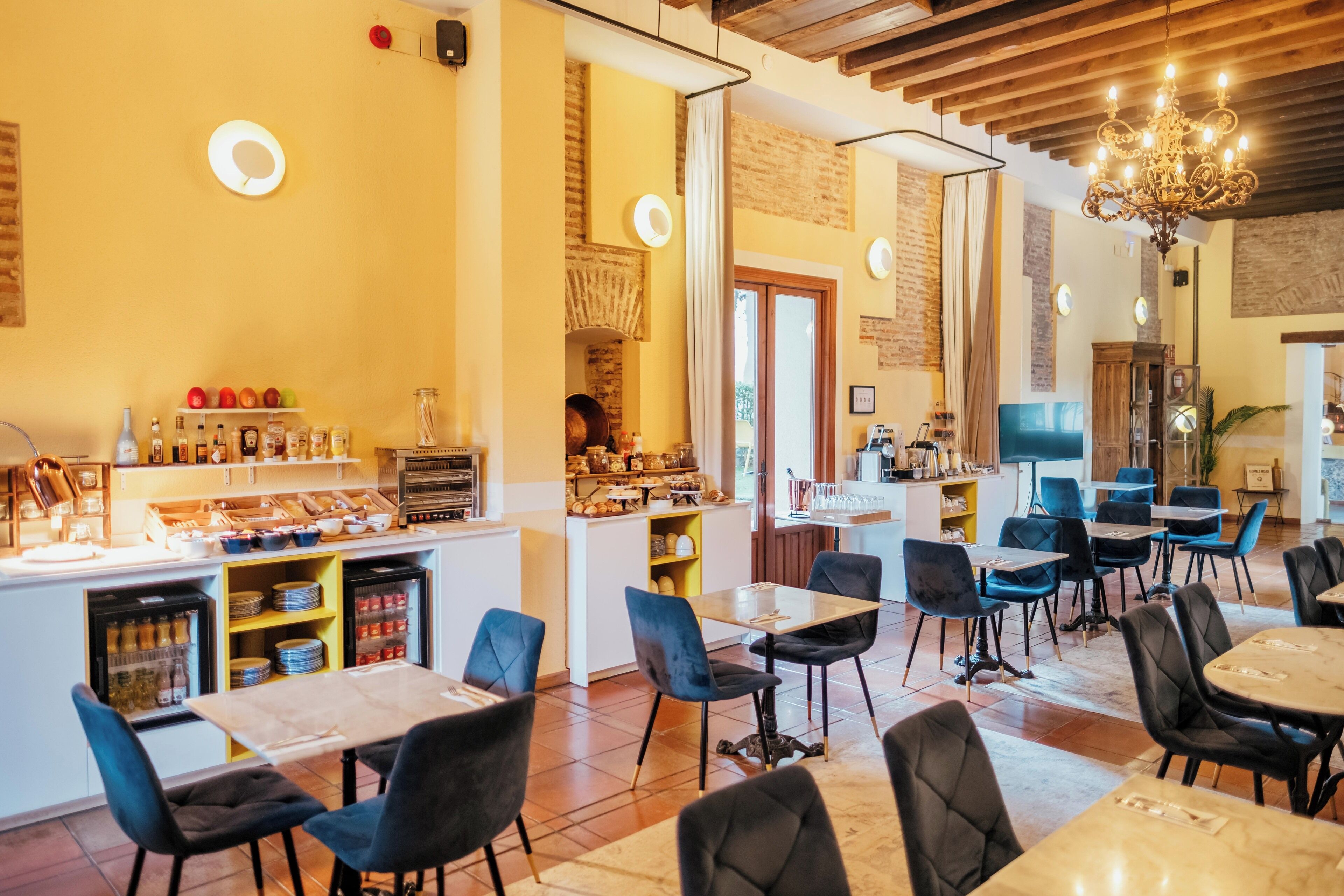 Daily full breakfast (EUR 15 per person)