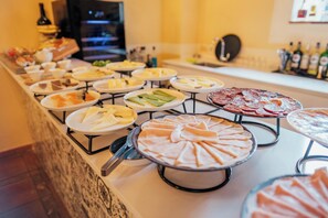 Se ofrece un desayuno completo todos los días (por un coste adicional)