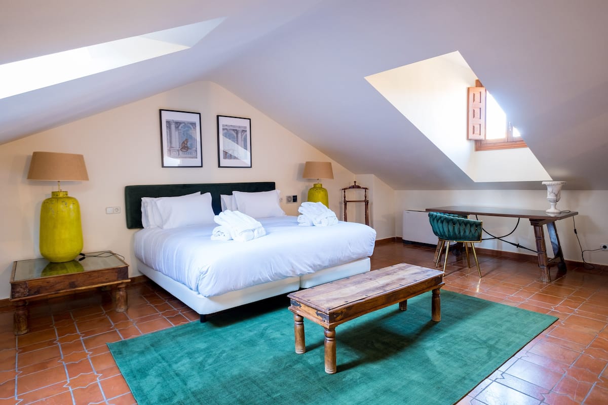 Cubrecamas, caja de seguridad en la habitación y escritorio