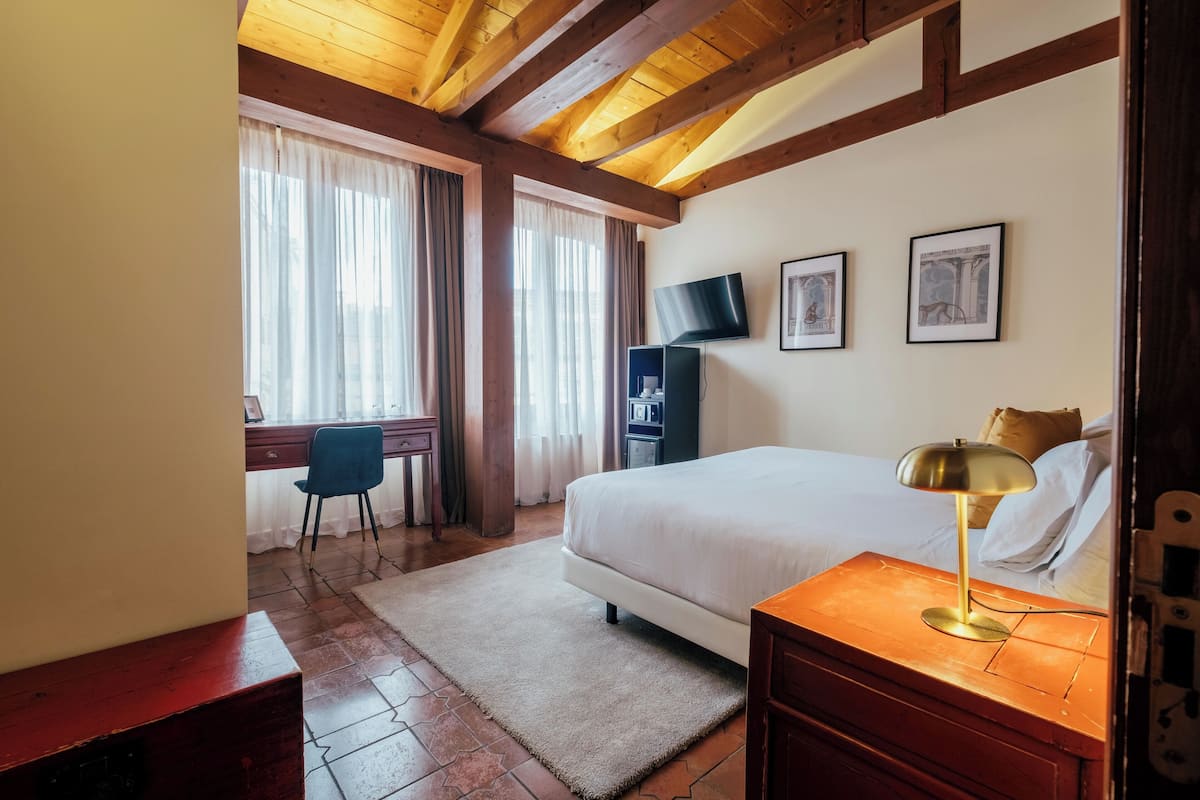 Deluxe Double or Twin Room | 1 bedroom, down comforters, in-room safe, desk