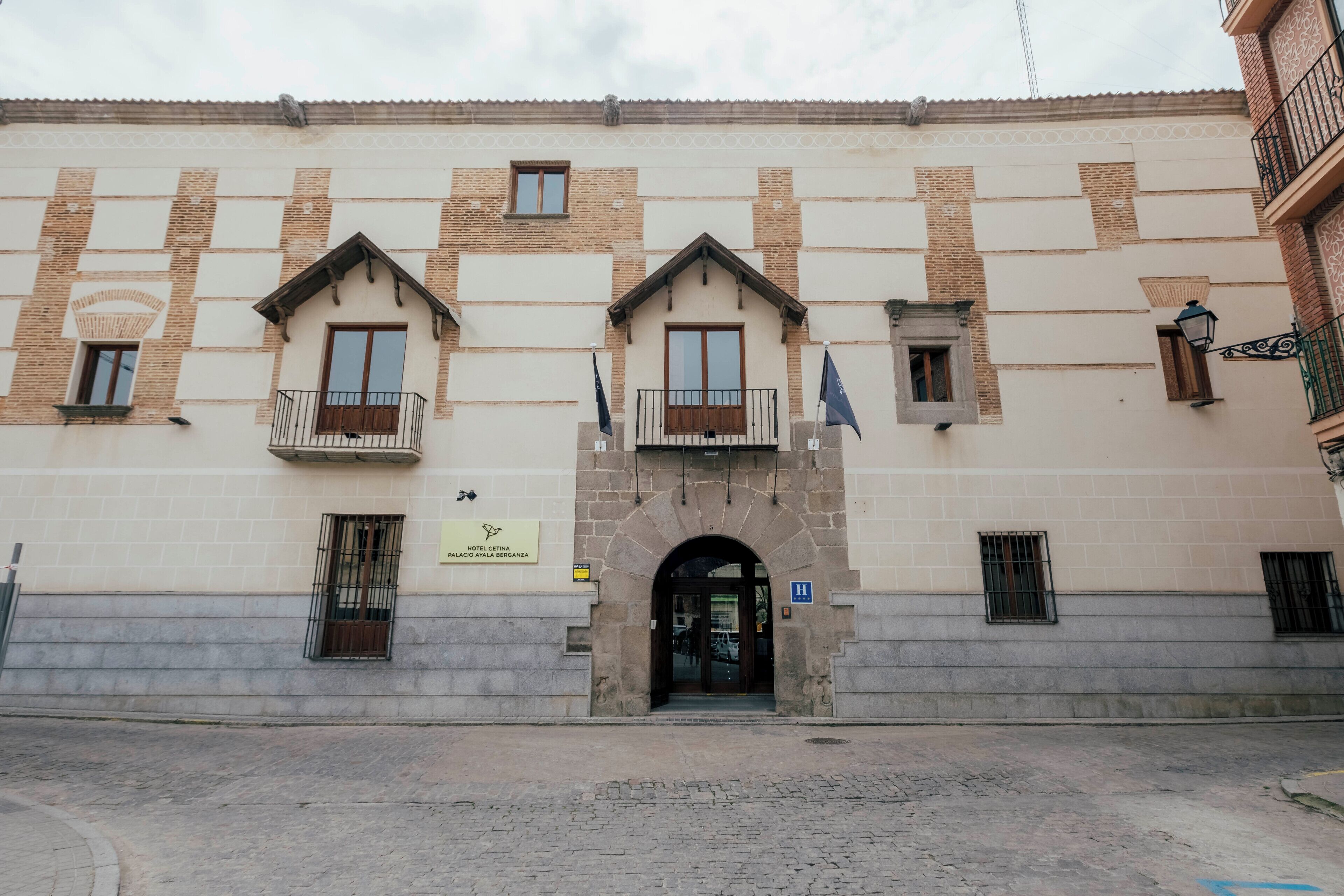 Un edificio dalla facciata simmetrica, con un ingresso centrale ad arco, numerose finestre e balconi.