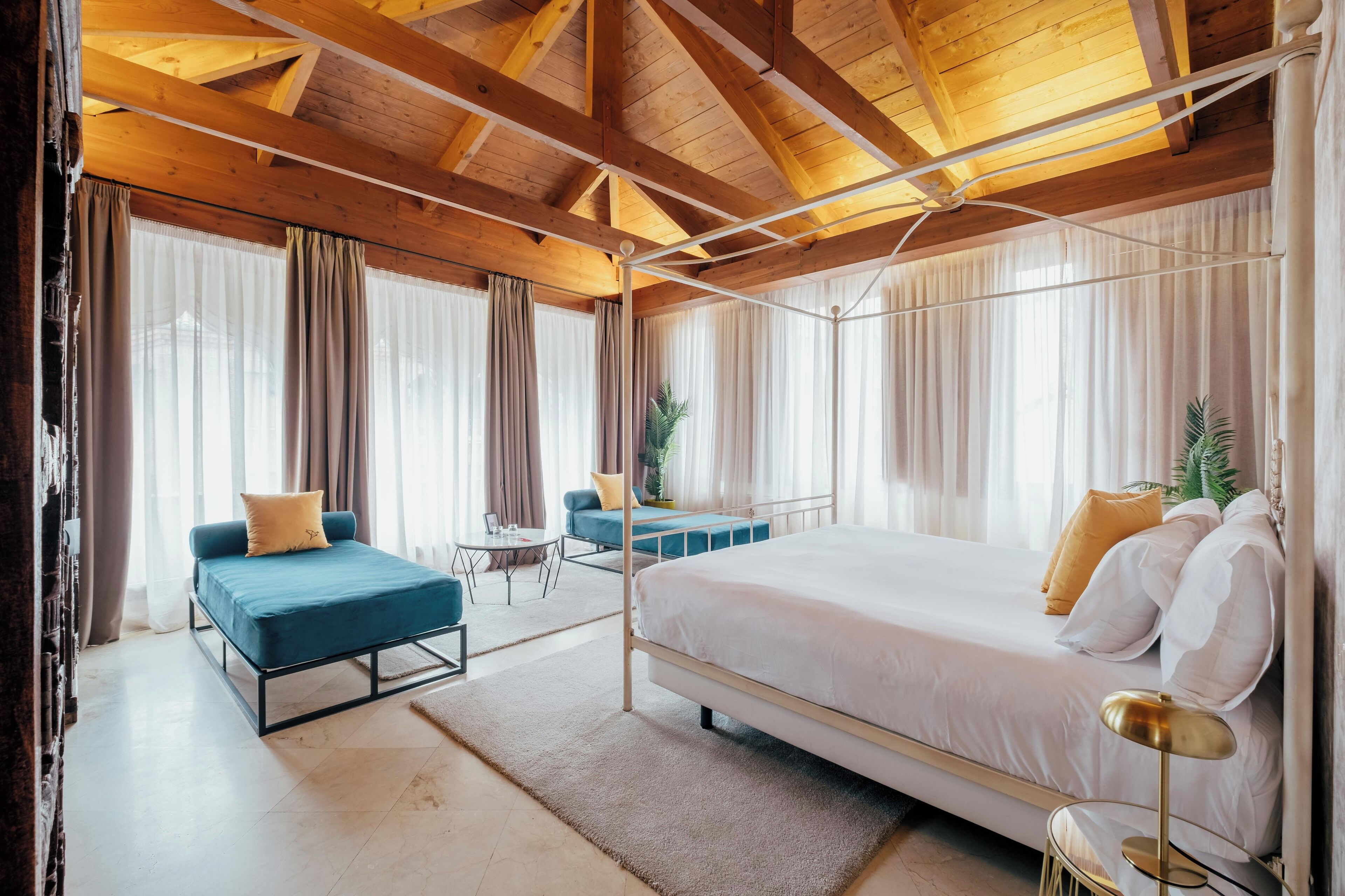 Camera Junior | Copriletto in piuma, una cassaforte in camera, una scrivania