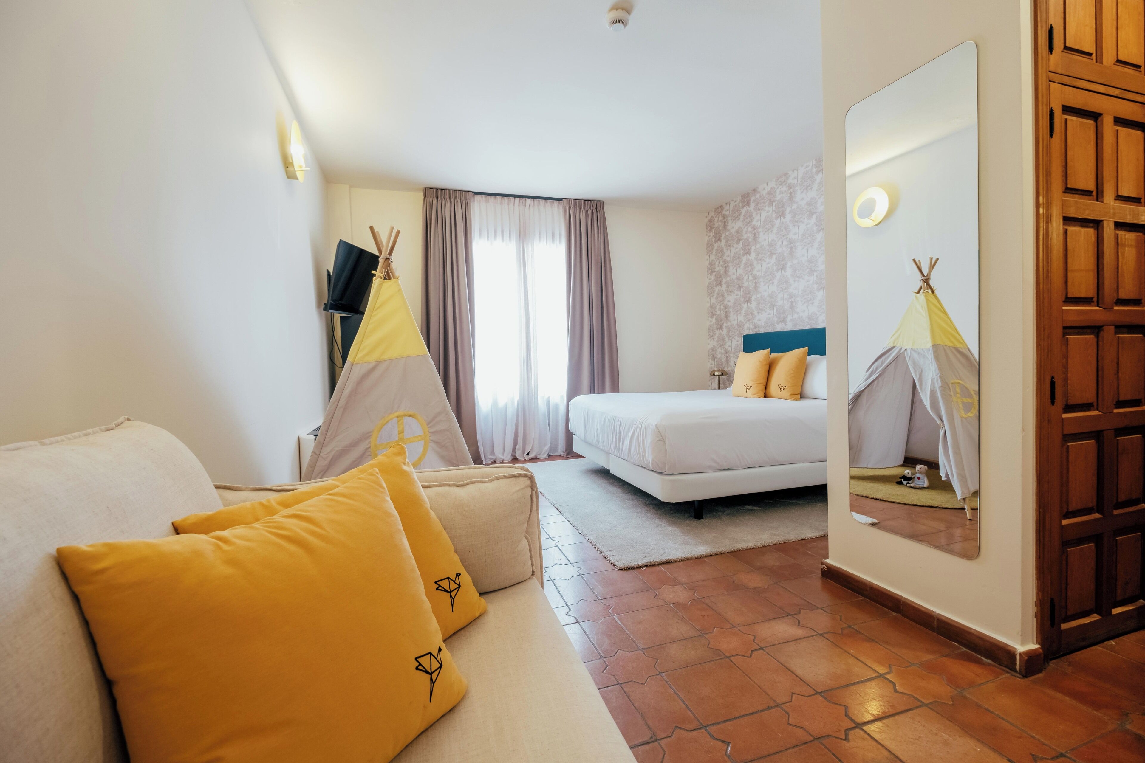 Habitación familiar | Edredones de plumas, caja fuerte, escritorio y wifi gratis