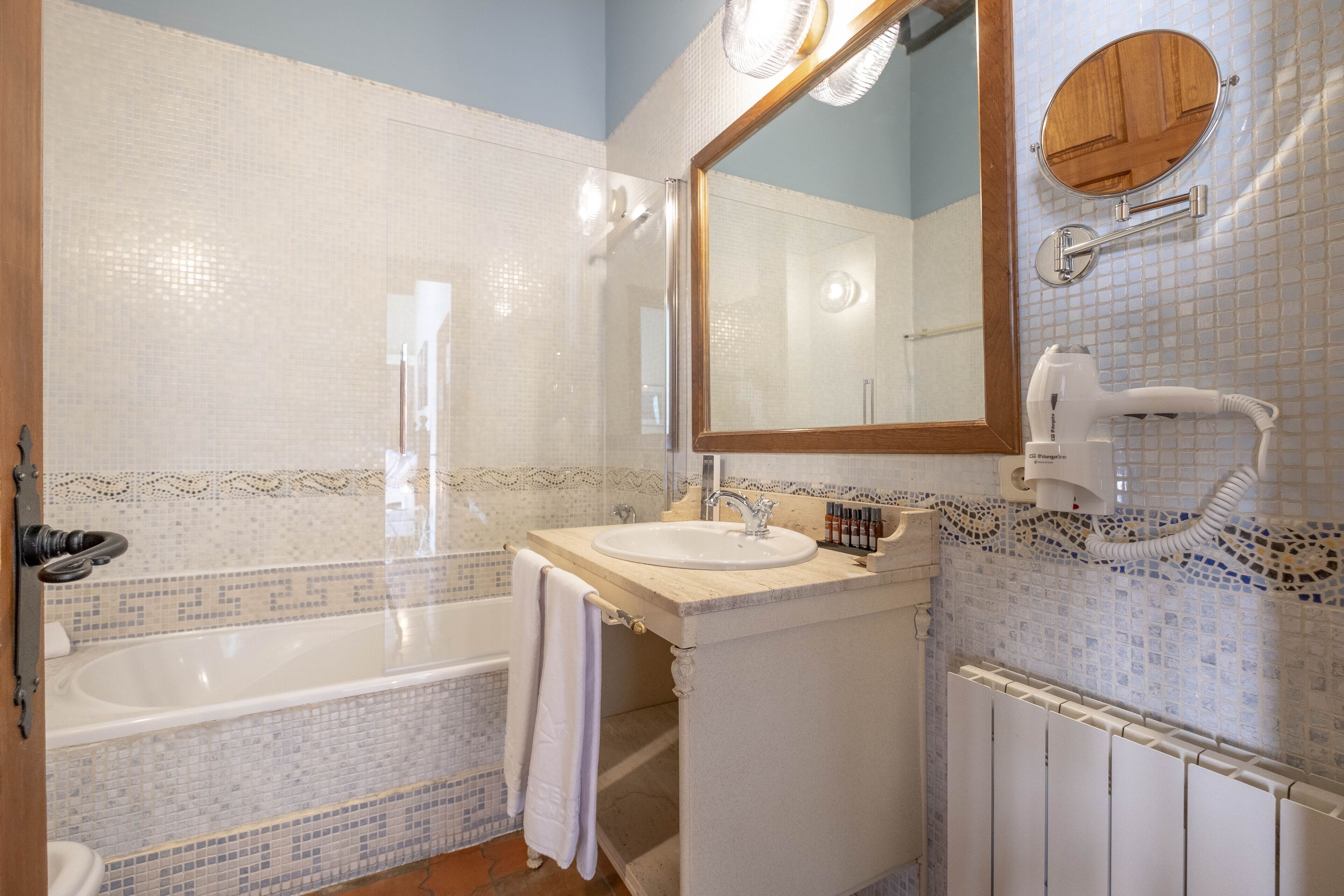 deluxe double or twin room | bathroom | combined shower/bathtub, free toiletries, hair dryer, bidet