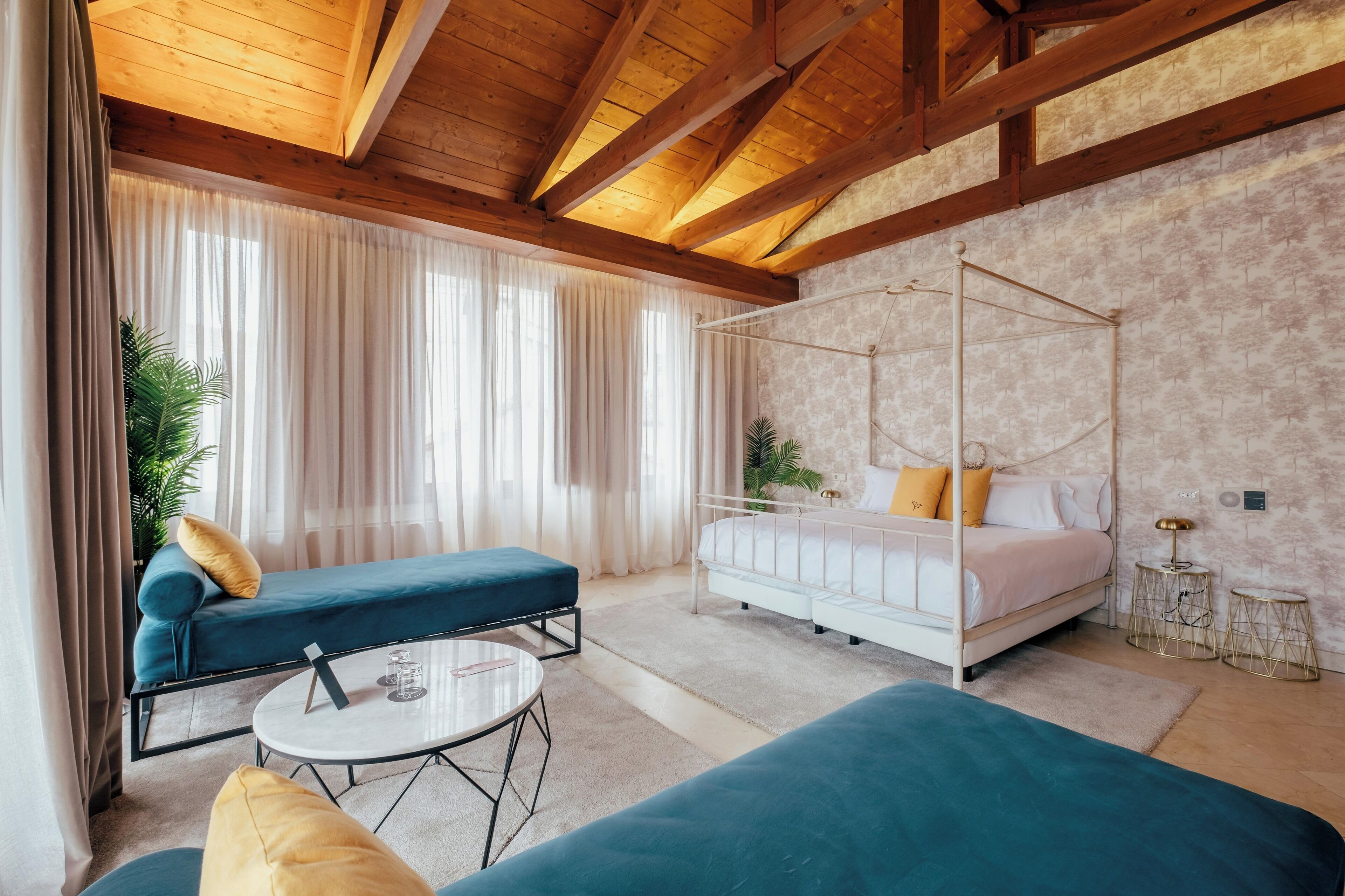 小型客房 | 羽绒被、客房内保险箱、办公桌、免费 WiFi