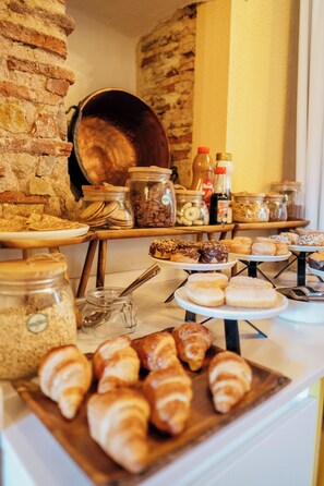 Daily full breakfast (EUR 15 per person) - Hotel Cetina Palacio Ayala Berganza. (Segovia)