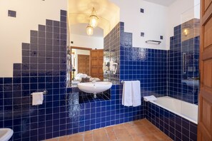 Standard Room | Bathroom | Combined shower/tub, free toiletries, hair dryer, bidet - Hotel Cetina Palacio Ayala Berganza. (Segovia)