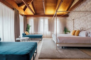 Cubrecamas, caja de seguridad en la habitación y escritorio 