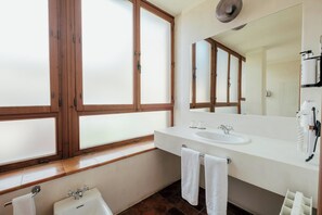 Superior Room | Bathroom | Combined shower/tub, free toiletries, hair dryer, bidet - Hotel Cetina Palacio Ayala Berganza. (Segovia)