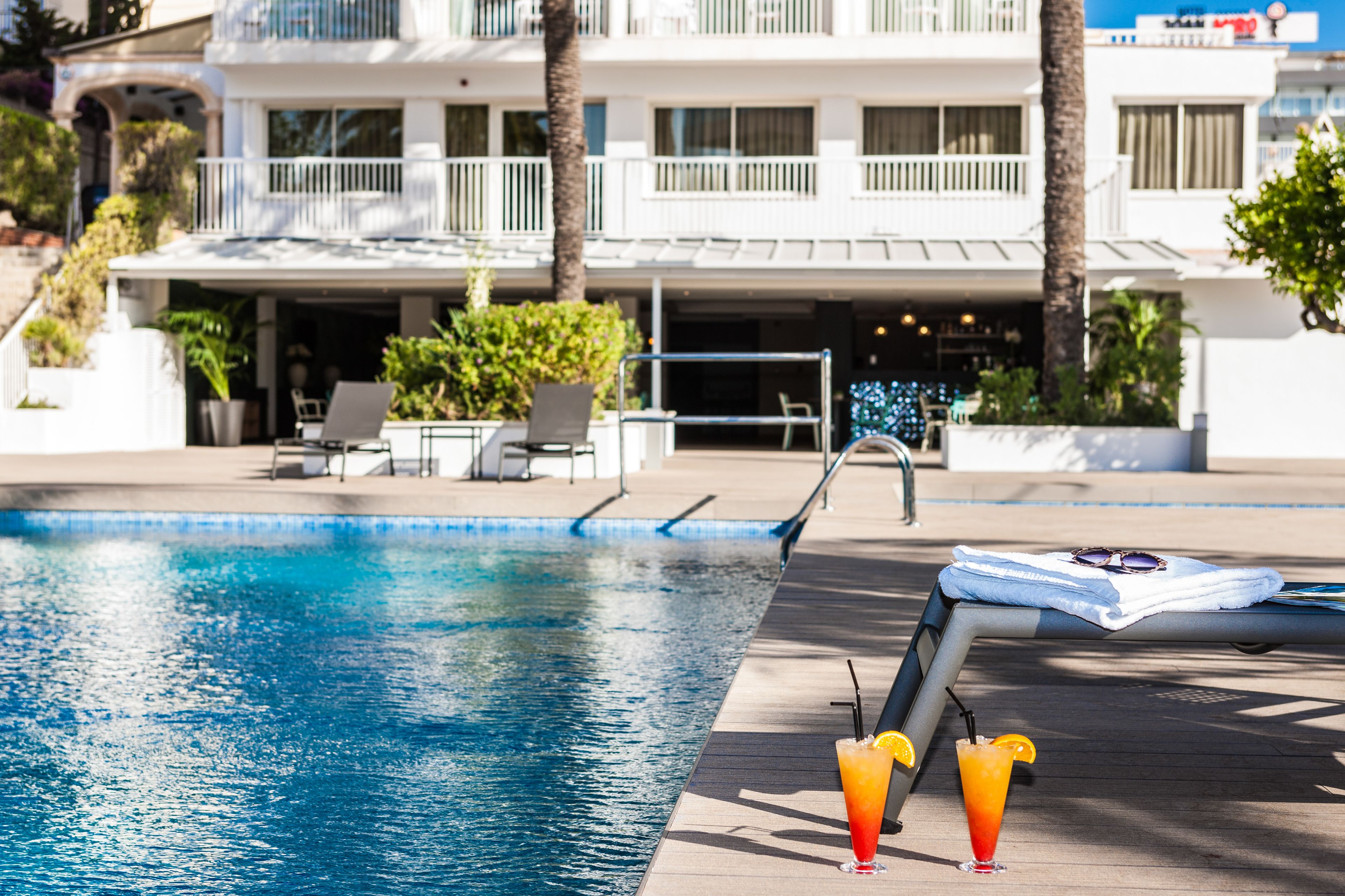Una piscina al aire libre de temporada