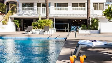 Una piscina al aire libre de temporada