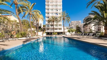 Una piscina al aire libre de temporada