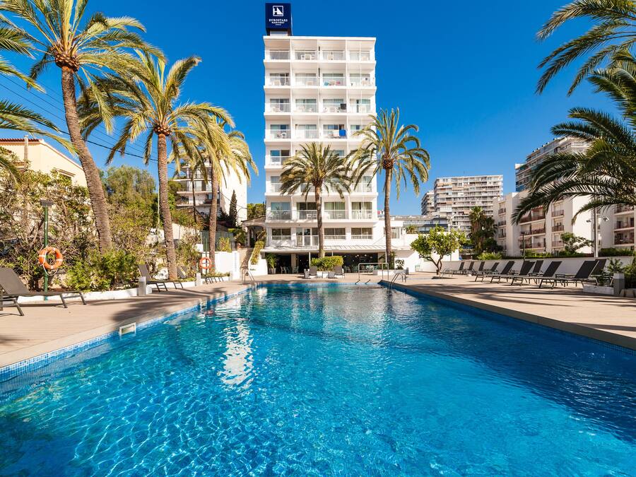 Una piscina al aire libre de temporada