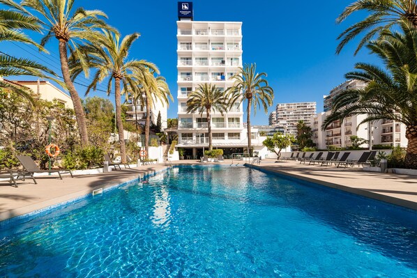 Una piscina al aire libre de temporada