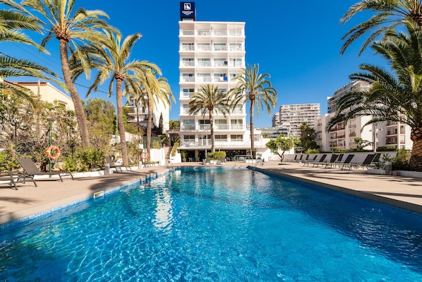 Seasonal outdoor pool, sun loungers