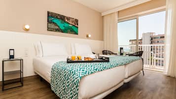 Minibar, Zimmersafe, Schreibtisch, Verdunkelungsvorhänge